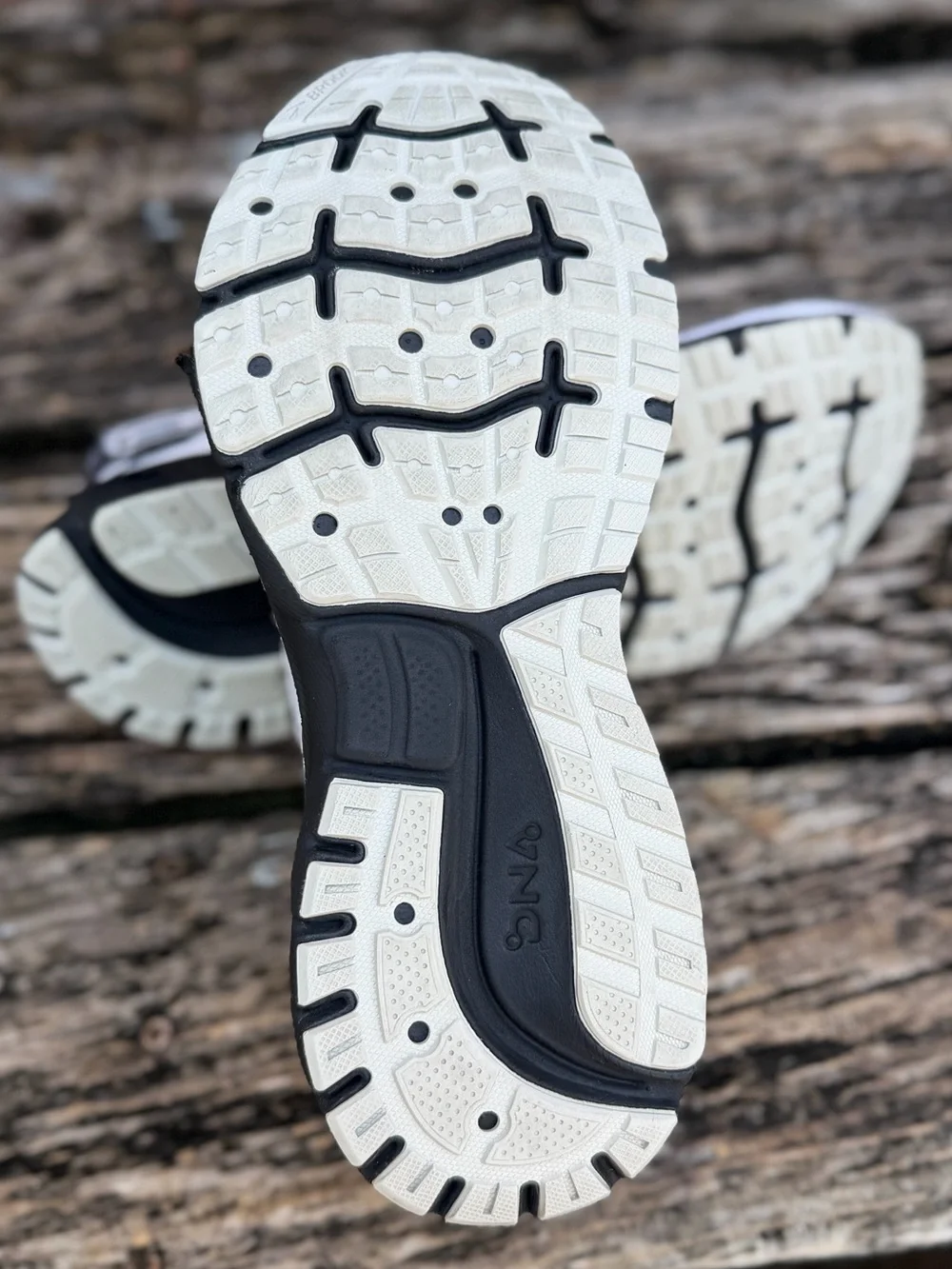 Brooks Trace 2 Hero Pack Fire Fighter White/Black Women’s Sz 9 Running Shoes X1 - Picture 9 of 16